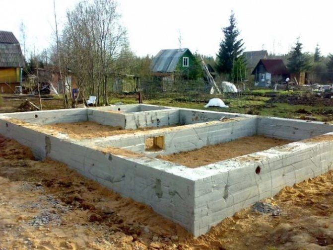 Бита цегла під фундамент