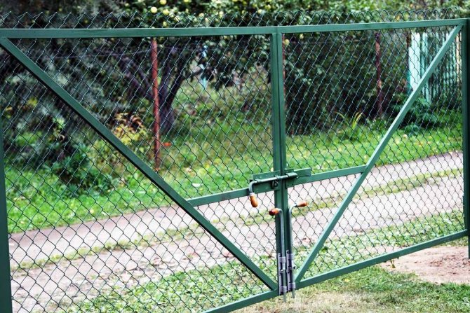 Як зробити ворота із сітки рабиці?