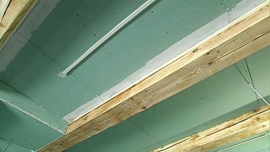 Чим підшити дерев'яну стелю у приватному будинку