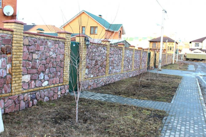 Стовпи з каменю для огорожі