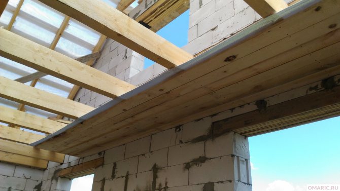 Чим підшити дерев'яну стелю у приватному будинку