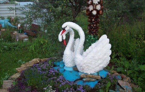 білі лебеді із пластикових пляшок