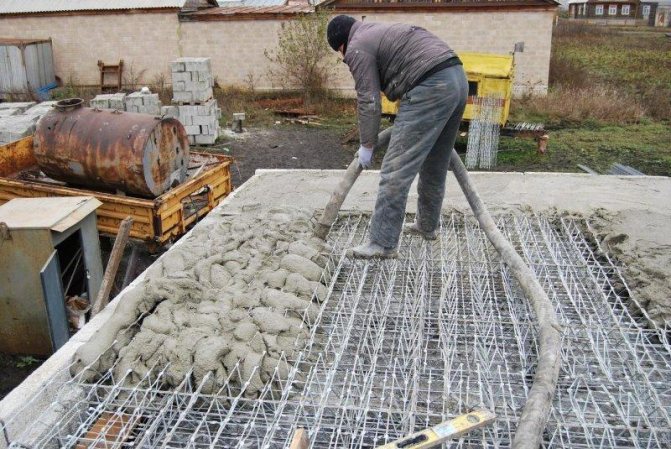 Бетон заливається в опалубку бетононасосом