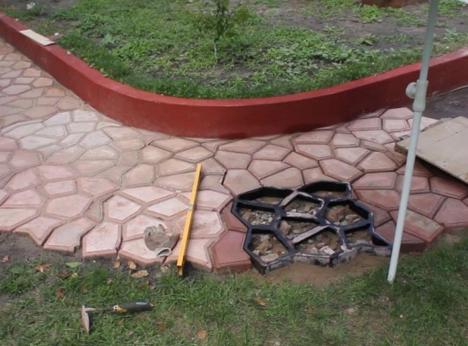 Як викласти доріжки на дачі своїми руками: 6 варіантів реалізації