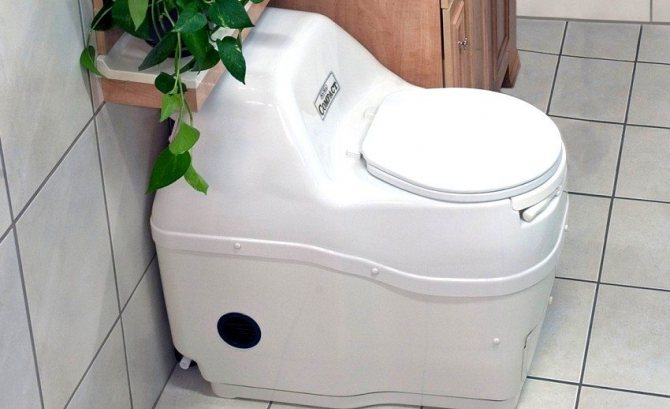Завдяки вбудованій вентиляції туалет торф'яний відмінно відводить запах і зайву вологу.