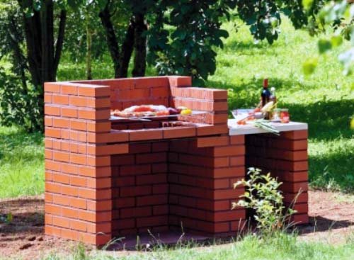 Часто коптильню із цегли поєднують із мангалом. Дана споруда зазвичай масивніша. У такій коптильні роблять відсік для зберігання дров, стіл і миття.