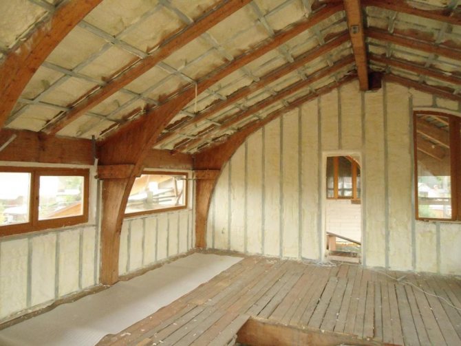 Для утеплення та шумоізоляції стелі у дерев'яному будинку фахівці рекомендують використовувати мембрану-пиріг.
