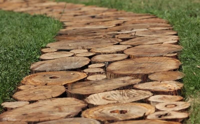 Доріжка зі спилів деревини створить сільський колорит вашій ділянці.