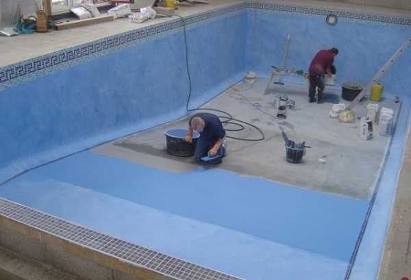 Цей бетонний басейн обробляють плівкою ПВХ.