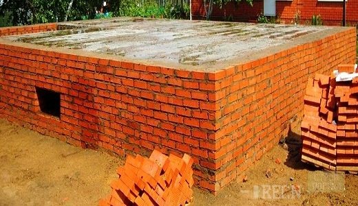 Бита цегла під фундамент