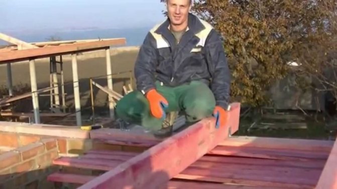 Як зробити чорнову стелю по дерев'яних балках своїми руками