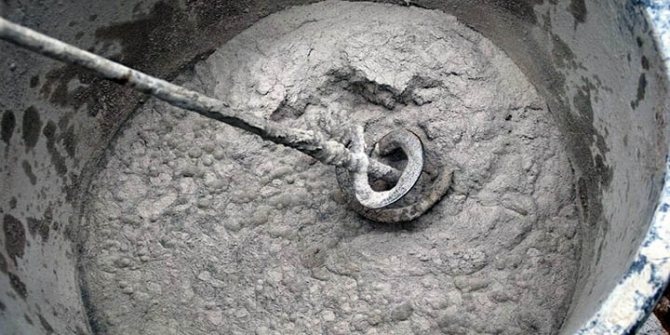 Як вирівняти підлогу під плитку з використанням спеціальних сумішей?