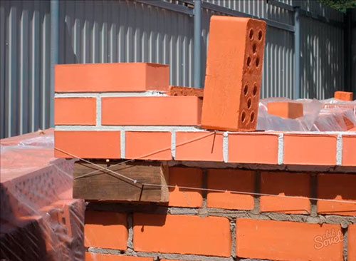 Кладку цегляної коптильні роблять за заздалегідь складеним кресленням з відмітками та розмірами. Це полегшує процес роботи.