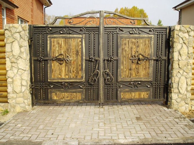 Візитна картка заміського будинку – кована хвіртка