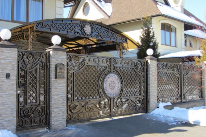 Візитна картка заміського будинку – кована хвіртка