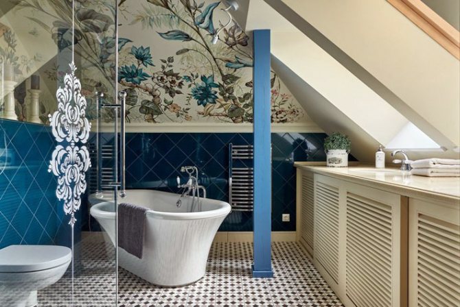 гарний інтер'єр мансардної ванної кімнати з блакитною плиткою