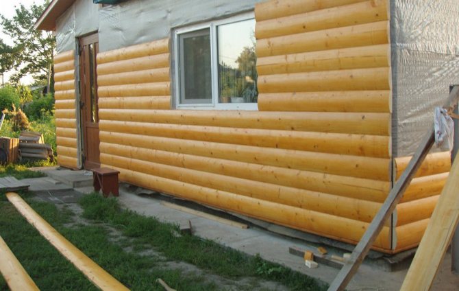 Будинок, обшитий блок хаусом.