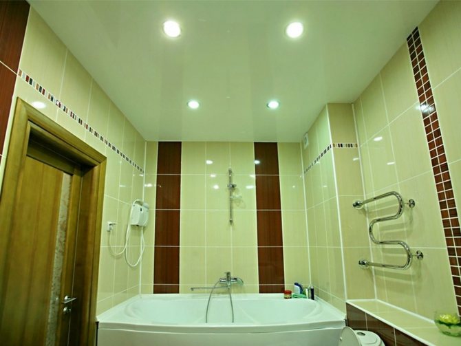 Стеля у ванні з підсвічуванням потужністю 10 к.вт, площа кімнати 6 кв.м