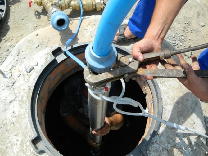 Процес підключення водопровідної труби до свердловини