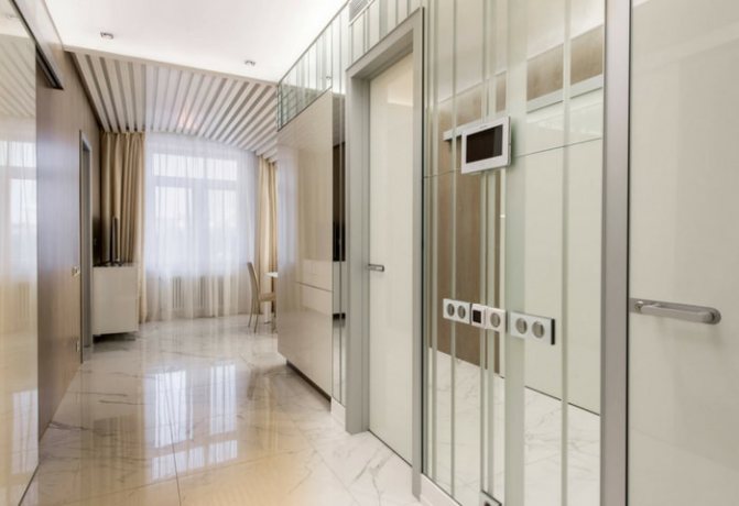 Ремонт коридору в стилі Хай-тек, стіна оформлена дзеркалами для візуального розширення простору