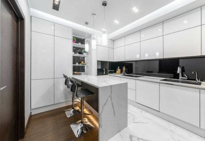 Ремонт кухні в стилі Хай-тек у білому кольорі з контрастними дерев'яними елементами