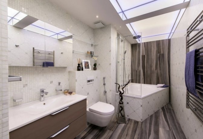 Ремонт ванної кімнати в стилі Хай-тек з комбінацією декількох видів плитки