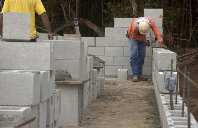 З матеріалом потрібно поводитися акуратно через його крихкість.