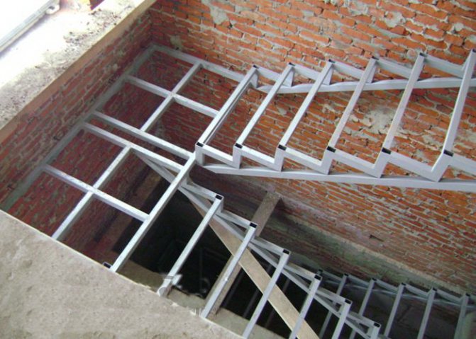 Слід враховувати велику вагу конструкції основи сходів із металевих труб