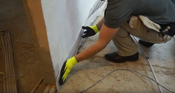 Укладання демпферної стрічки для стяжки підлоги