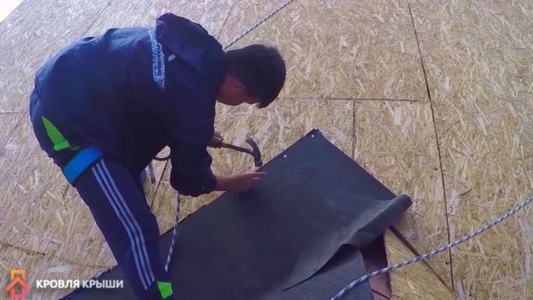 Вбивання гвоздиків з кроком 15-20 см та з відступом 3 см від краю