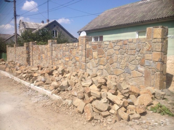 Стовпи з каменю для огорожі