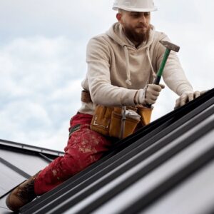Ремонтник ремонтує дах