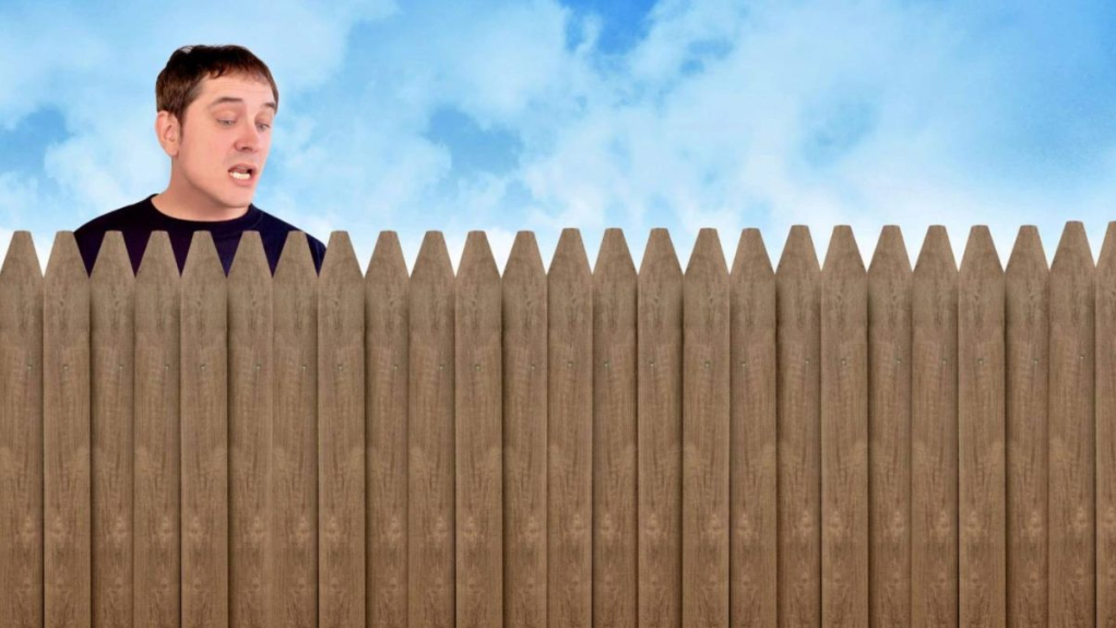 Прибирання території за парканом