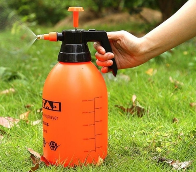 Обприскування бур'янів з пульверизатора