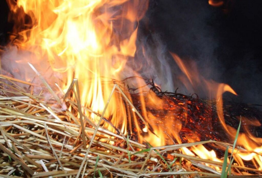 Горить сіно на городі